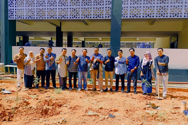 Mahasiswa Magister Studi Islam IAIN Pontianak Tanam Pohon sebagai Wujud Kepedulian Lingkungan