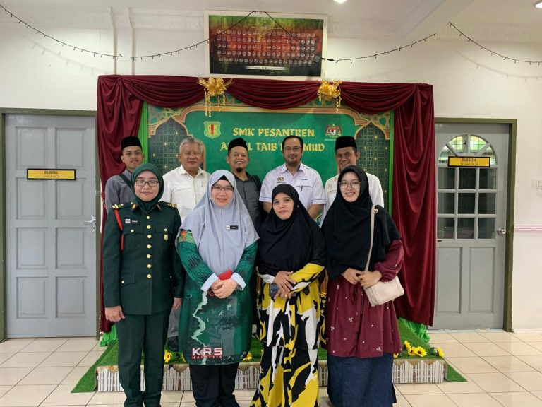 Kolaborasi Kaprodi MPBA, Dosen Pascasarjana, dan Mahasiswa IAIN Pontianak dalam Pengabdian kepada Masyarakat Berbasis Karya Ilmiah Internasional di SMK Pesantren Taib Mahmud, Samarahan, Kuching, Sarawak, Malaysia
